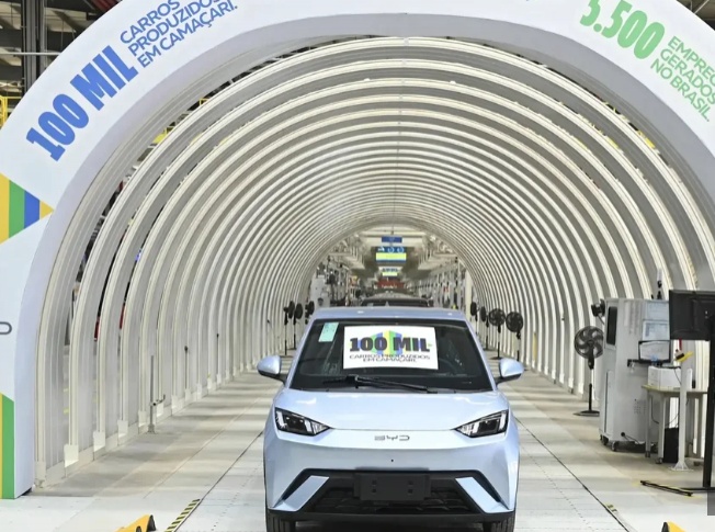 BYD comemora 100 mil carros montados na fábrica do Brasil