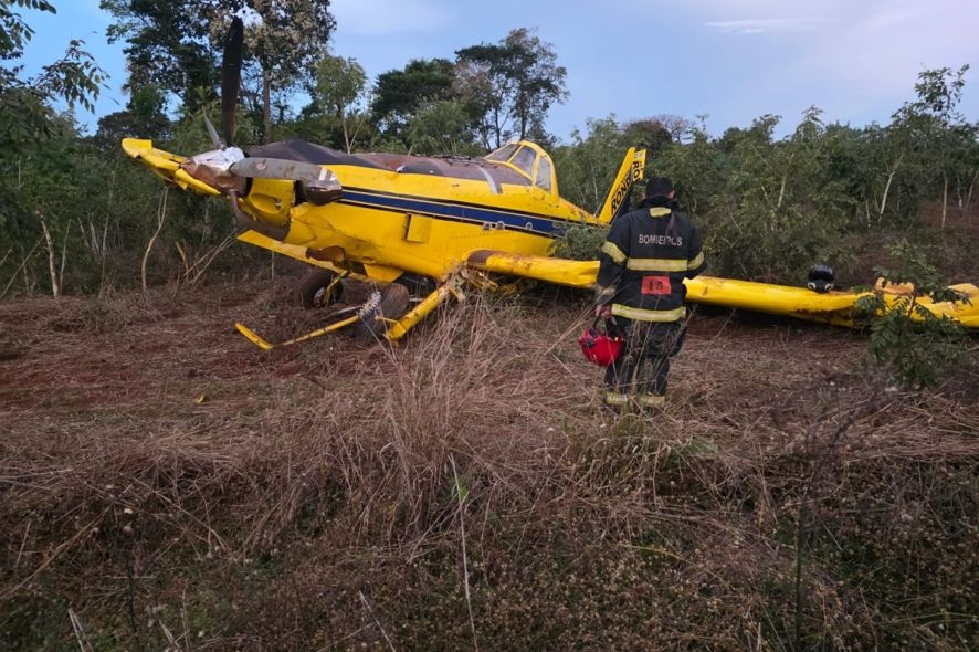 Avião tem pane e cai em área de mata de MT; piloto é socorrido