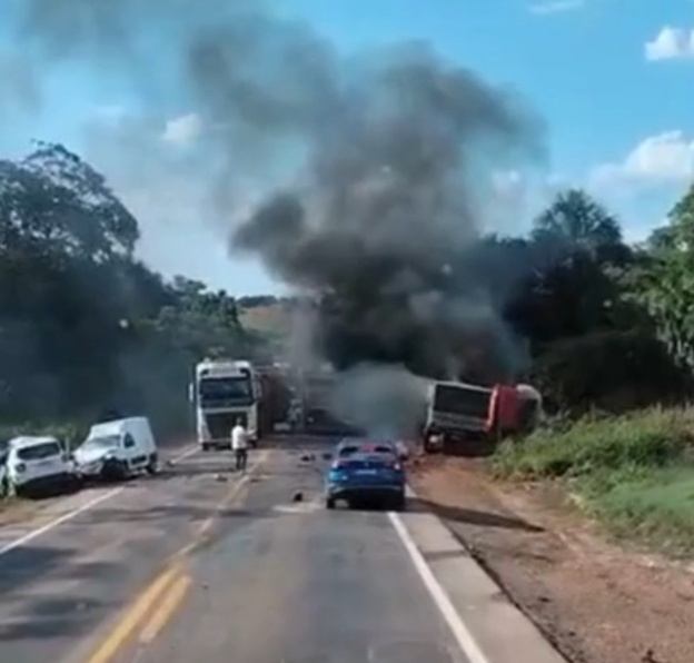Acidente entre carreta, SUV e carro mata duas pessoas na BR-163