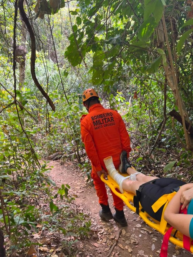 Turista quebra a perna em trilha de cachoeira e é resgatada pelo Corpo de Bombeiros