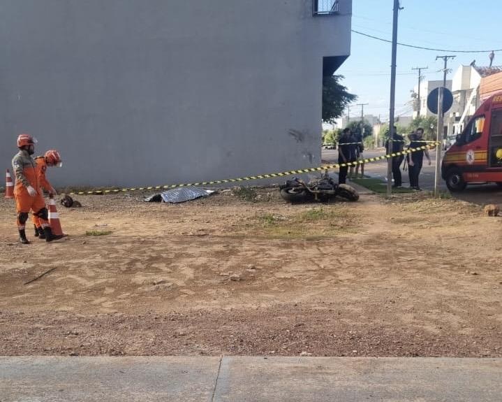Motociclista morre após bater contra prédio no Centro de Sinop
