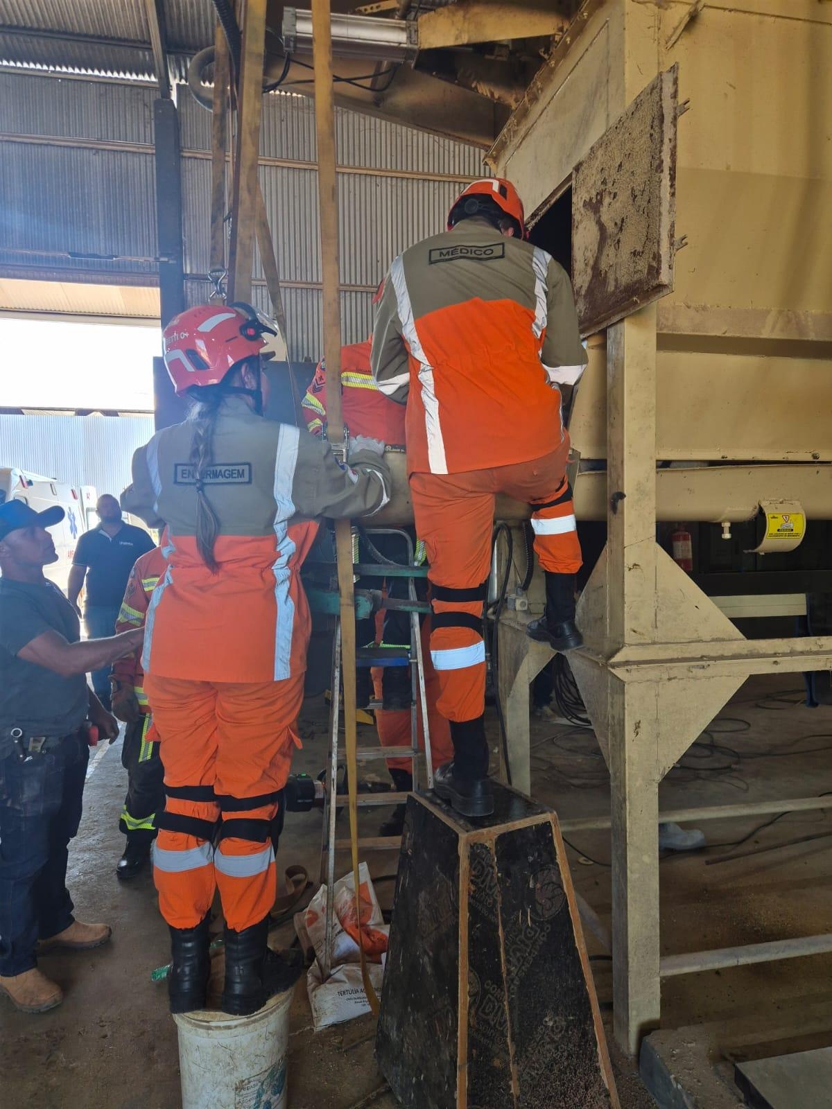 Trabalhador preso em misturador de ração é resgatado em Cláudia
