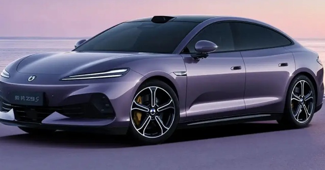 Sedã elétrico da Denza, divisão de luxo da BYD, tem mais de 1.000 km de autonomia com só uma carga